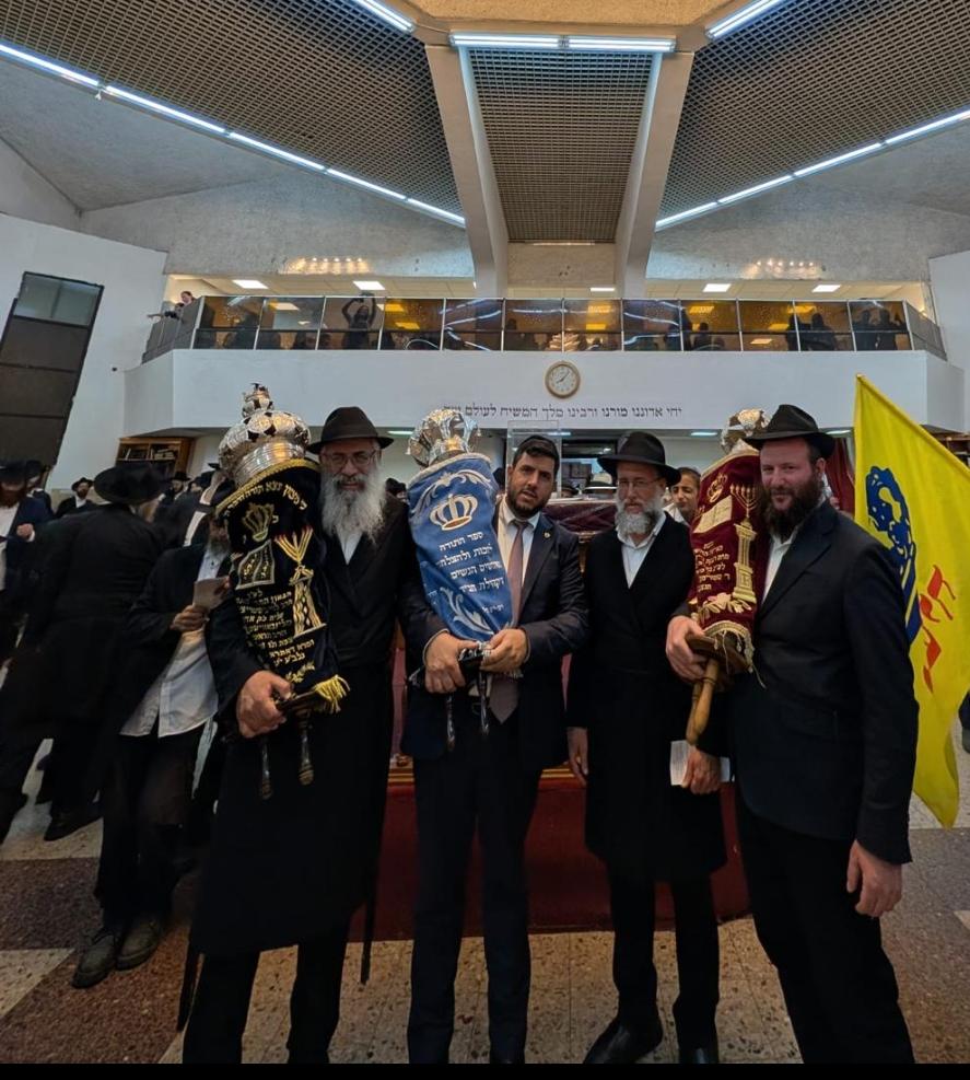 ספר תורה שמאחד את קהילת חב"ד  — צילום: ניהול
