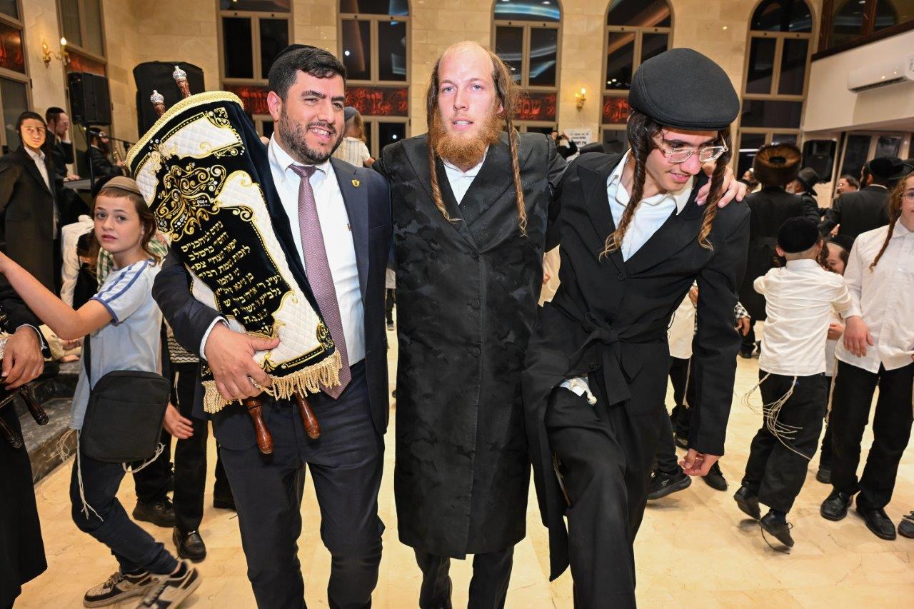 מעמד הכנסת ספר תורה מרגשת במיוחד בבית הכנסת ברסלב 'פאר הנצח' — צילום: ניהול