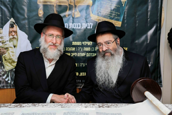 ברוב שמחה והתרגשות: ספר תורה חדש הוכנס לבית הכנסת חב"ד לצעירים בצפת — צילום: ניהול