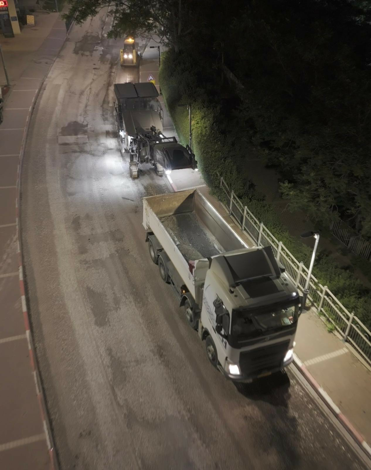 לאחר שנים של מחלוקות: נסלל הכביש שמעל בית העלמין העתיק בצפת — צילום: ניהול