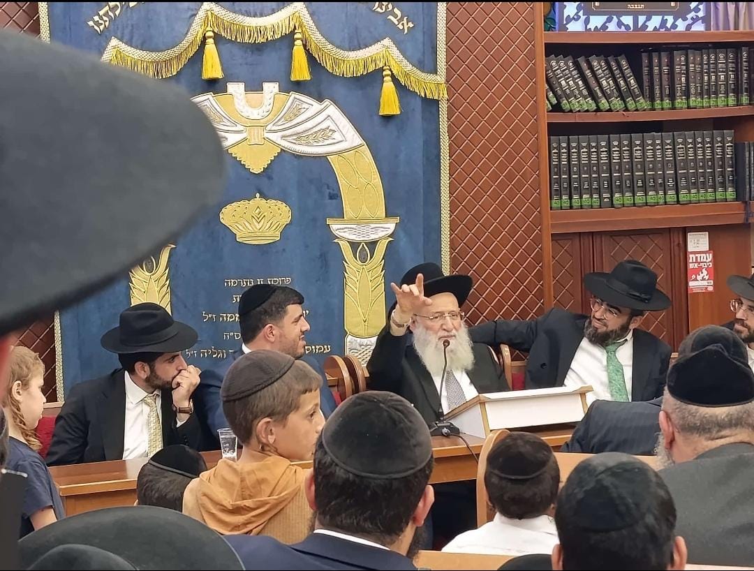 מאות בשיעורו של הרב ראובן אלבז — צילום: ניהול