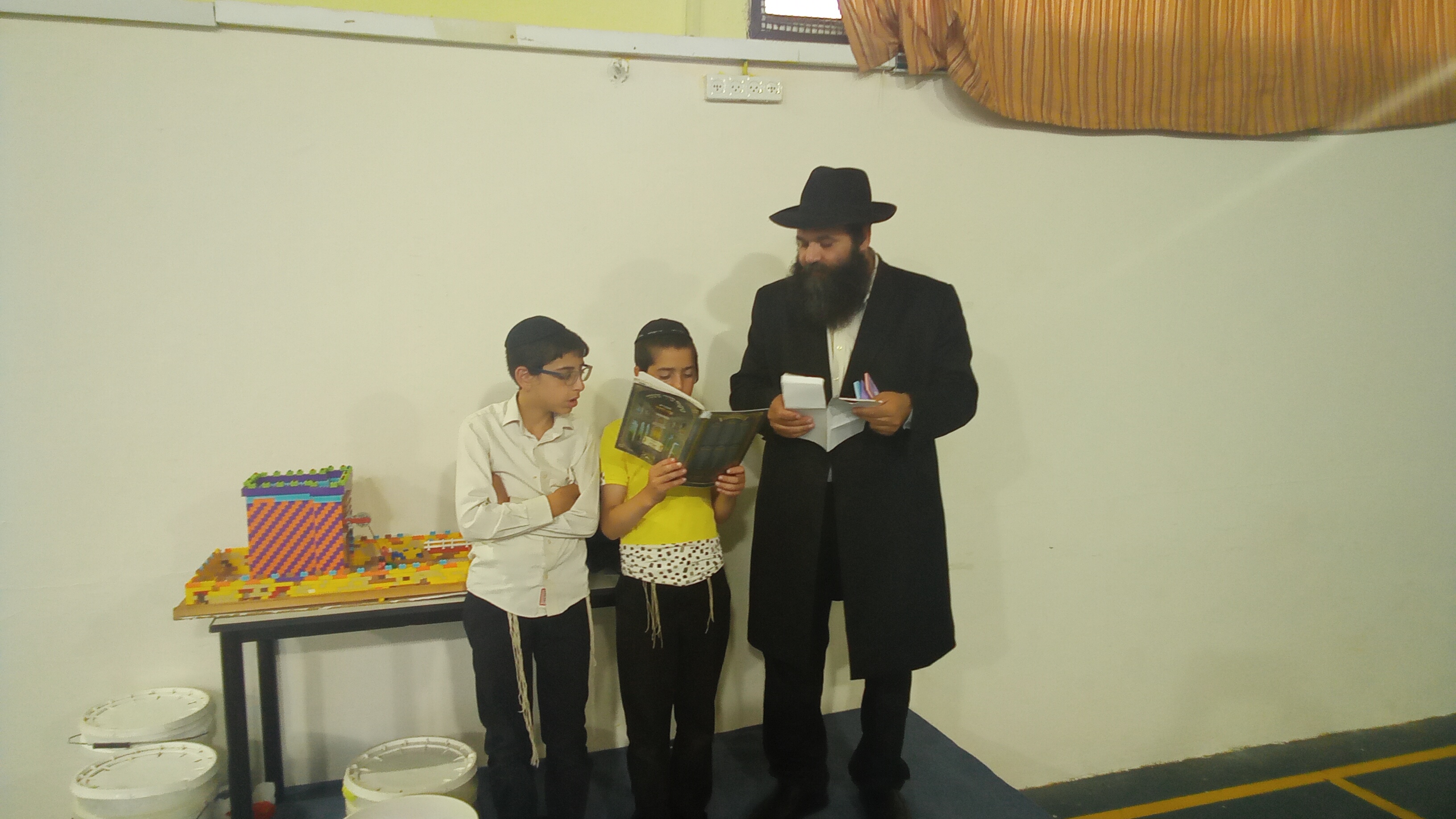 בונים את בית המקדש בלגו — צילום: ניהול