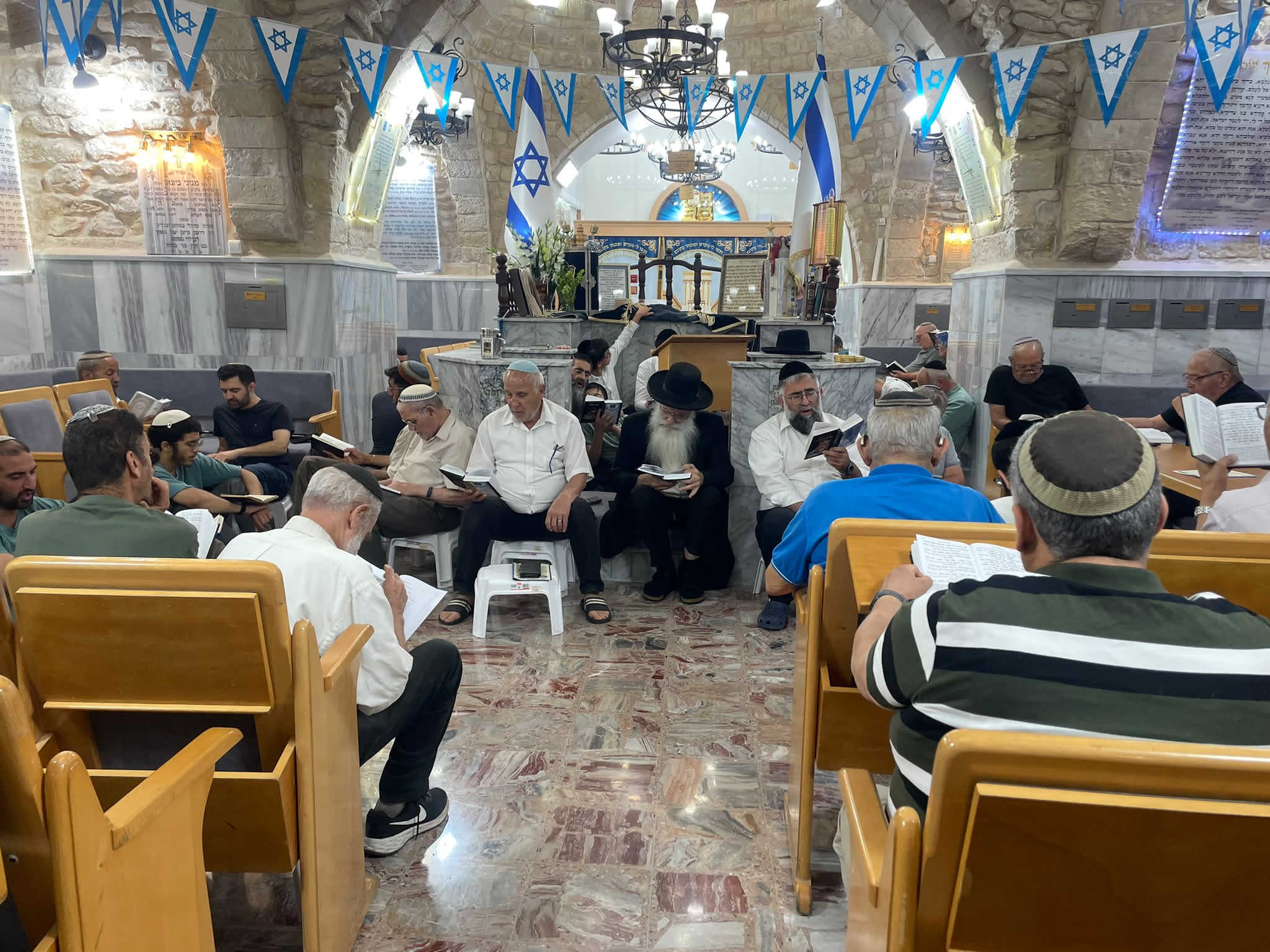 אֵיכָה יָשְׁבָה בָדָד — צילום: ניהול