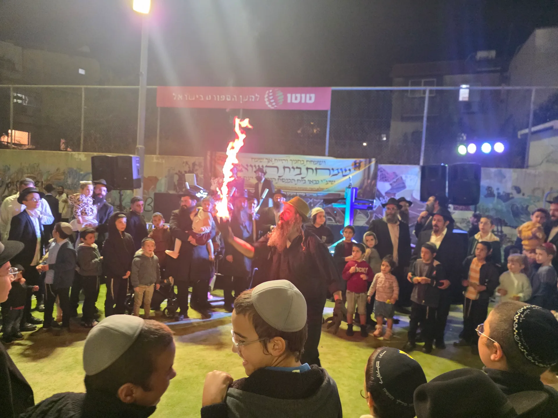 מאות בשמחת בית השואבה בקהילת חב"ד  — צילום: ניהול