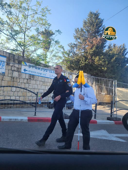 תמונת היום: שוטר מלווה עיוור אל הציון הקדוש במירון. הפנים היפות של עם ישראל. — צילום: ניהול
